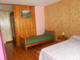 Chambre avec un lit double et un lit simple
