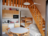 Pièce principale du studio avec cuisine, séjour et lit superposés