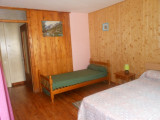 Chambre avec un lit double et un lit simple