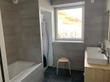 Salle de bain avec baignoire