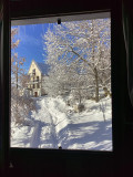 le chemin d'accès l'hiver - vue depuis le salon du bas