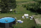 jardin et piscine l'été
