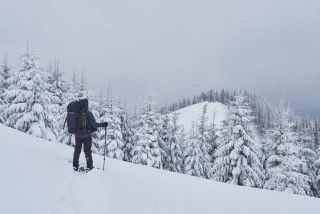randonneur_sac_dos_grimpe_chaine_montagnes_admire_sommet_enneige_aventure_epique_dans_nature_hivernale_146671_15231.jpg