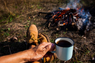 homme_tenant_tasse_cafe_cote_feu_camp_23_2148301481.jpg