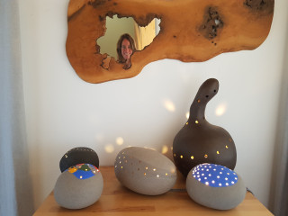 Galets et sculptures lumineuses Aurélie Ramain