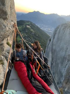Reveil après une nuit en paroi sur portaledge - © Jehan-Roland Guillot Reveil après une nuit en paroi sur portaledge