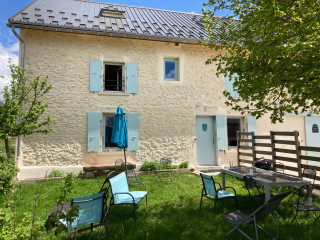 Vue extérieure du gîte et son jardin - © Arnaud Tanchoux Vue extérieure du gîte et son jardin