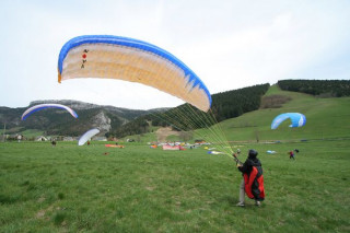 Préparation pour décollage en parapente