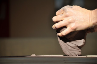 Pétrissage- modelage atelier Terre en Vercors Pétrissage- modelage atelier Terre en Vercors