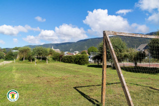 Salon de jardin commun & jeux d'enfants : balançoire et terrain de foot