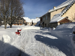 Parking privé déneigé devant le gîte