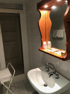 salle de douche - © Hôtel du Col de l'Arc salle de douche