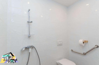 Espace sanitaire de la chambre accessible à la Grange à Gaby : confort, convivialité et divertissement_Engins