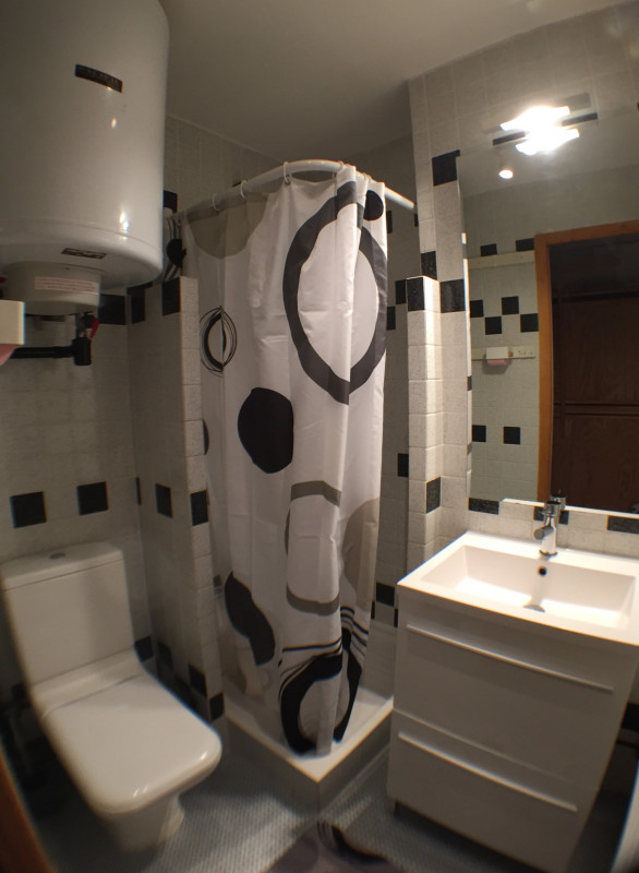 Salle d'eau avec toilettes