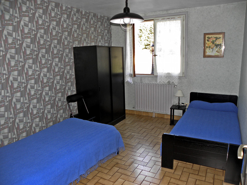 première chambre avec 2 lits simples