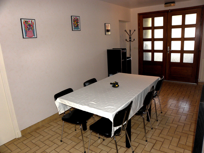 la salle à manger avec 6 places assises