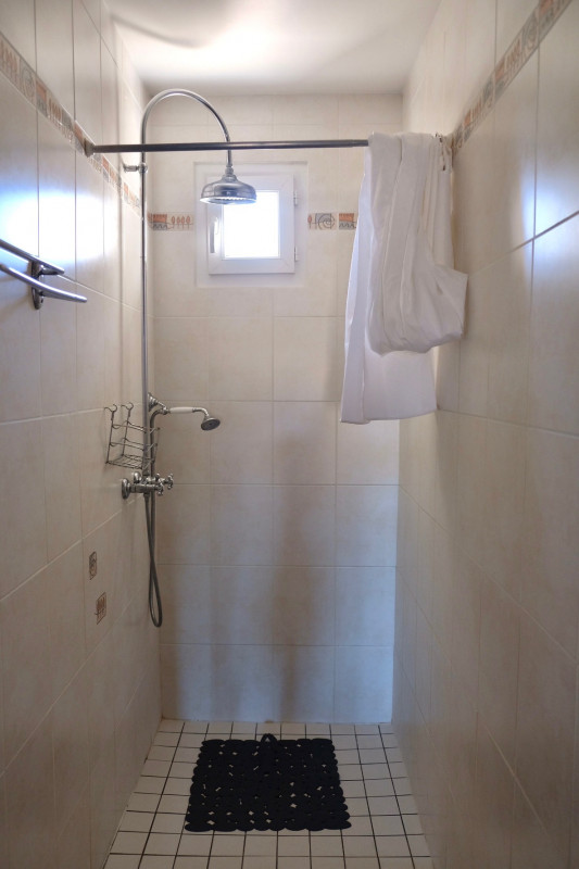 Salle d'eau avec douche