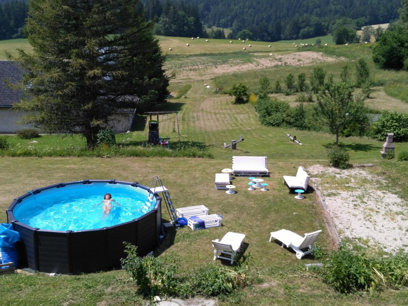 Piscine et salon de jardin l'été