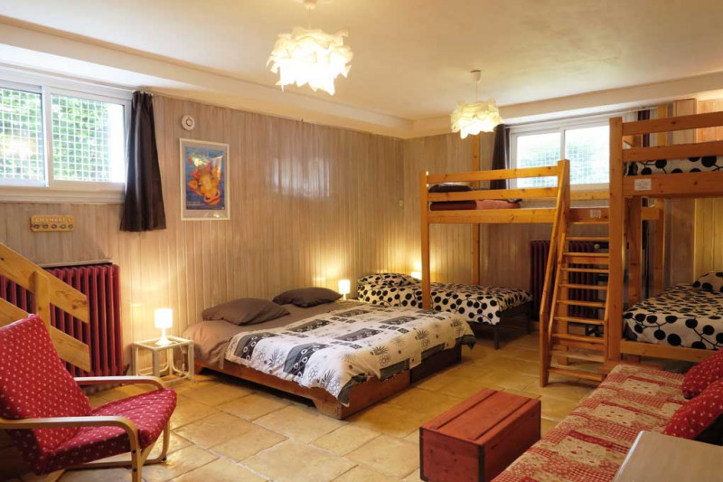 Grande pièce au sous-sol, 5 couchages, canapé, coin bureau, salle-d'eau-wc et dressing attenants.