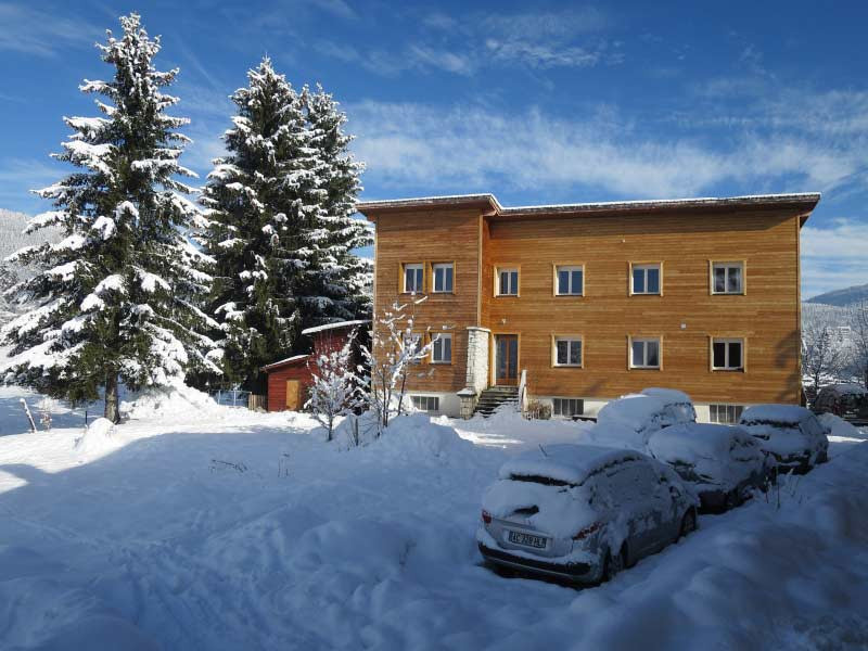 Hiver, après une belle chute de neige. L'accès au parking est déneigé