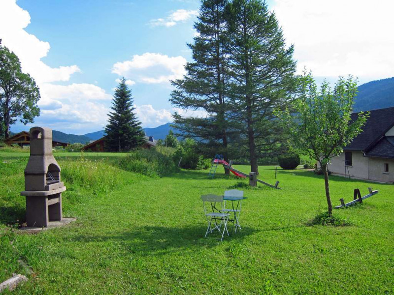 Espace Barbecue avec tables et chaises de jardin à disposition