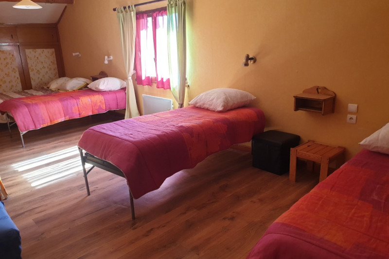 Chambre avec quatre lits simples et un lit double