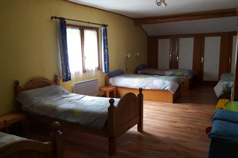 Chambre quatre lits simples et un lit double