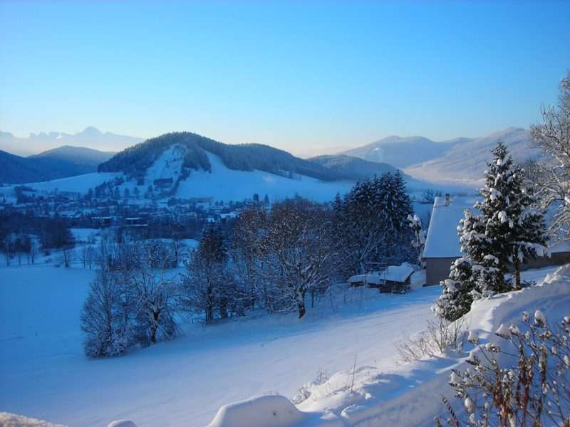Vue sur le village, le tremplin, une partie du domaine skiable