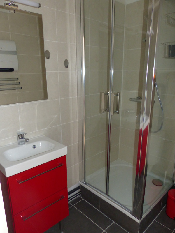 Salle d'eau avec douche