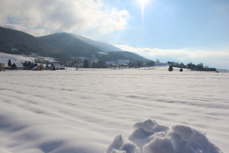 Vue paysagère enneigée sur les montagnes