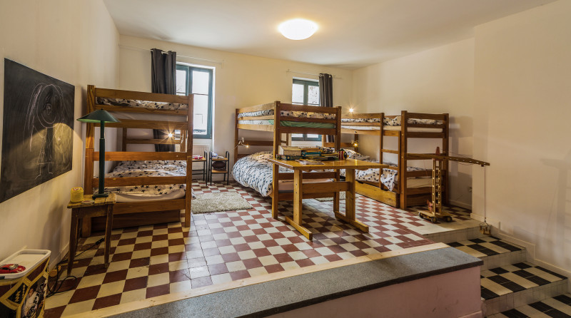 Chambre avec 3 lits superposés