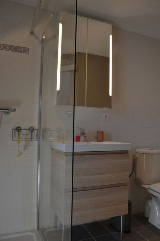 Salle d'eau avec douche