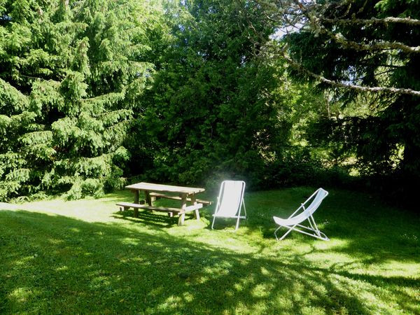 Jardin avec table et transat
