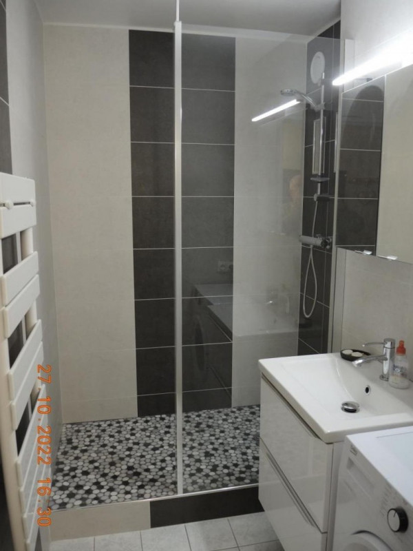 Salle d'eau douche lavabo lave-linge