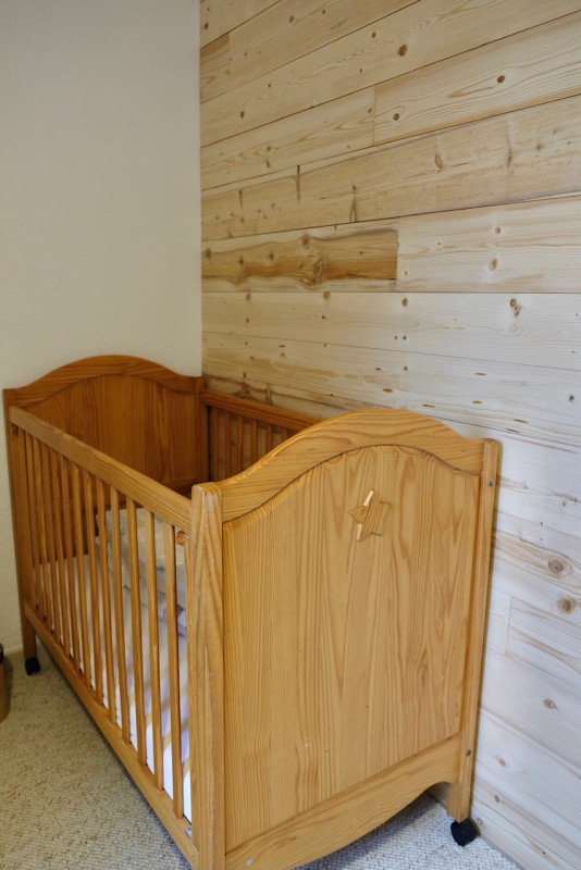 Lit à barreaux pour enfant en bas âge