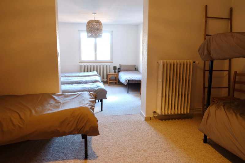 Dortoir avec cinq lits simples et un lit superposé