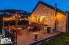 Photo de la nuit tombée sur la terrasse de la grange à gaby_Engins