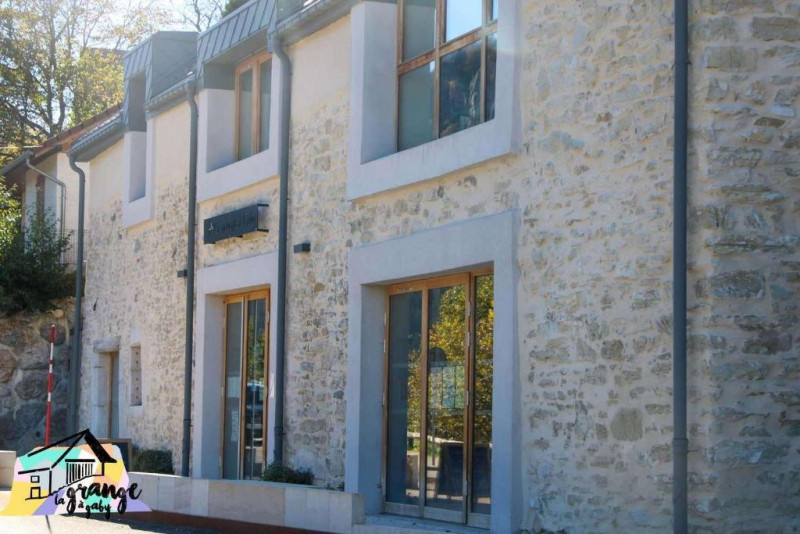 Extérieur de la Grange à Gaby : confort, convivialité et divertissement_Engins