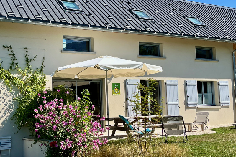 Le gîte vu du jardin - © Gîte le Rucher Le gîte vu du jardin