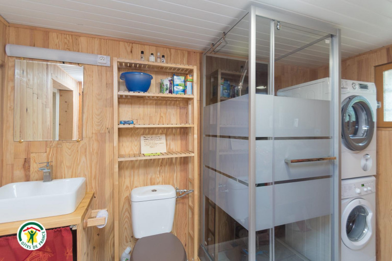 Buanderie : L.linge & s.linge accès par l'extérieur au RDC. Salle d'eau et wc supplémentaires Buanderie : L.linge & s.linge accès par l'extérieur au RDC. Salle d'eau et wc supplémentaires