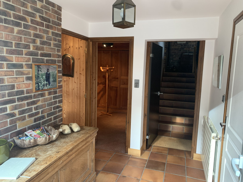 Hall d'entrée avec vestiaires