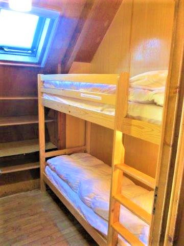 Vue de la petite chambre avec lits superposés