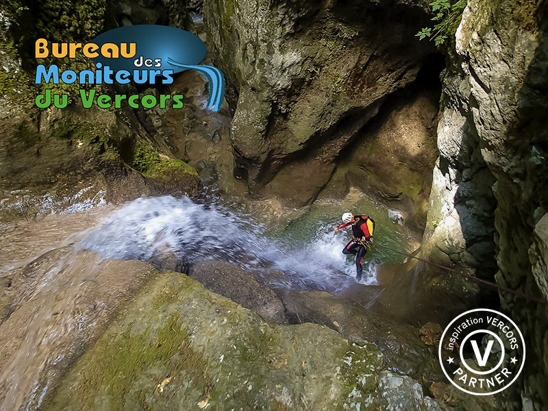Descente de Canyon avec le Bureau des Moniteurs du Vercors Descente de Canyon avec le Bureau des Moniteurs du Vercors