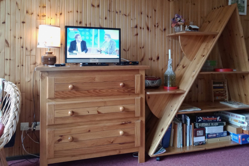Meuble bas, télévision, jeux, documentation - © Clévacances Meuble bas, télévision, jeux, documentation
