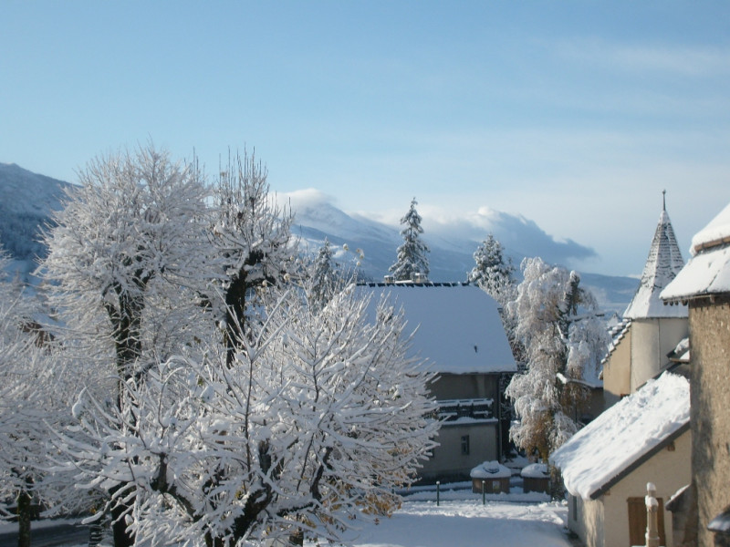 Vue extérieure maison enneigée
