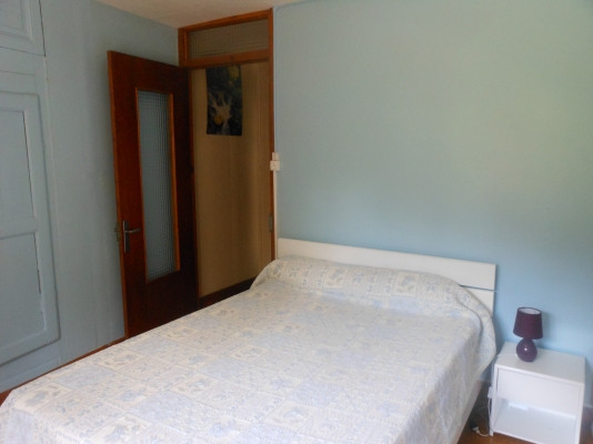 Chambre avec un lit double