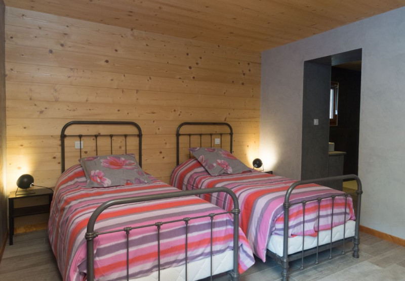 Chambre double avec deux lits simples