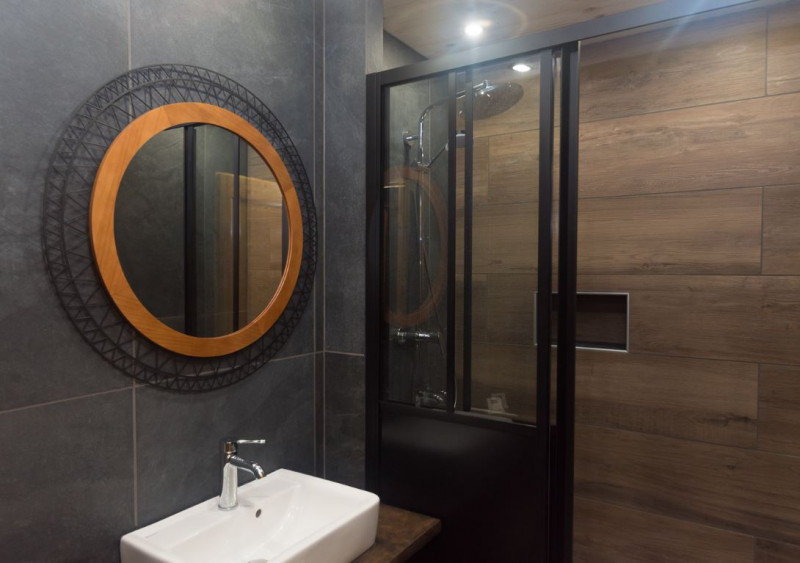 Salle d'eau avec douche