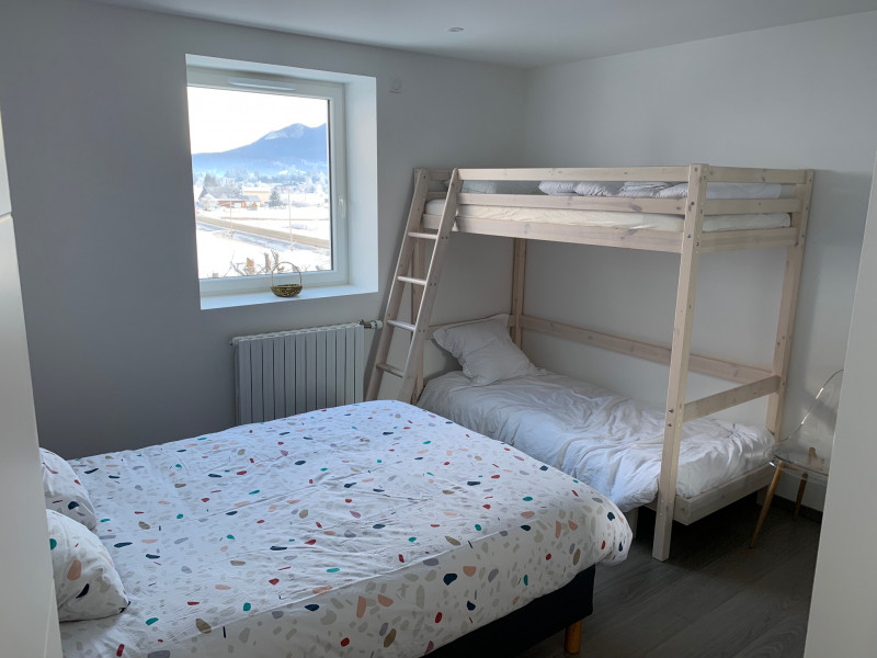 Chambre pour 4 personnes avec un lit double et un lit superposés