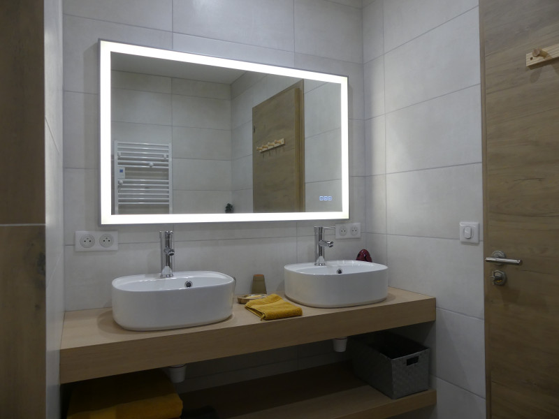 Salle d'eau côté lavabo